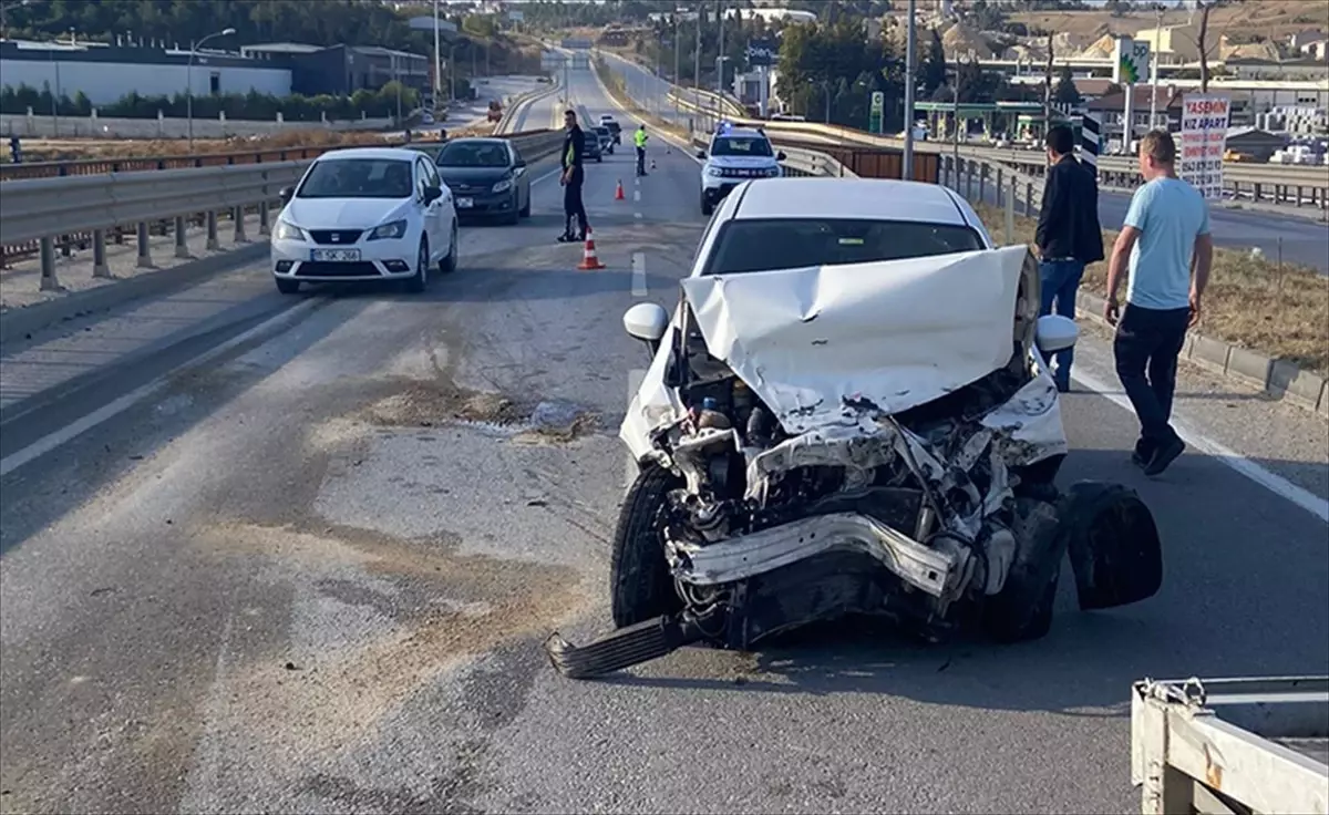 Bilecik'te seyir halindeki otomobil başka bir araçla çarpıştı