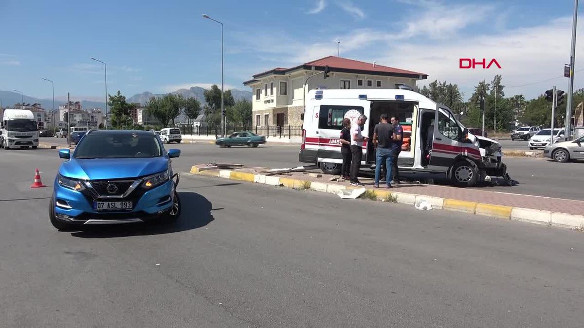 Antalya'da Ambulans ile Cip Çarpıştı: 1 Yaralı