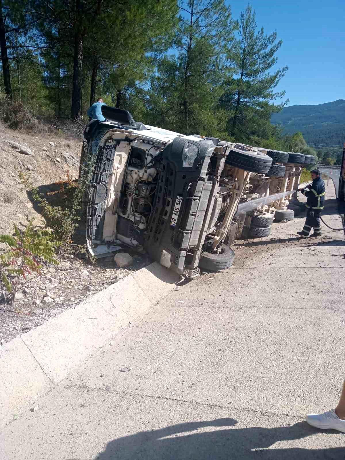 Karabük'te Hafriyat Kamyonu Devrildi: 1 Yaralı