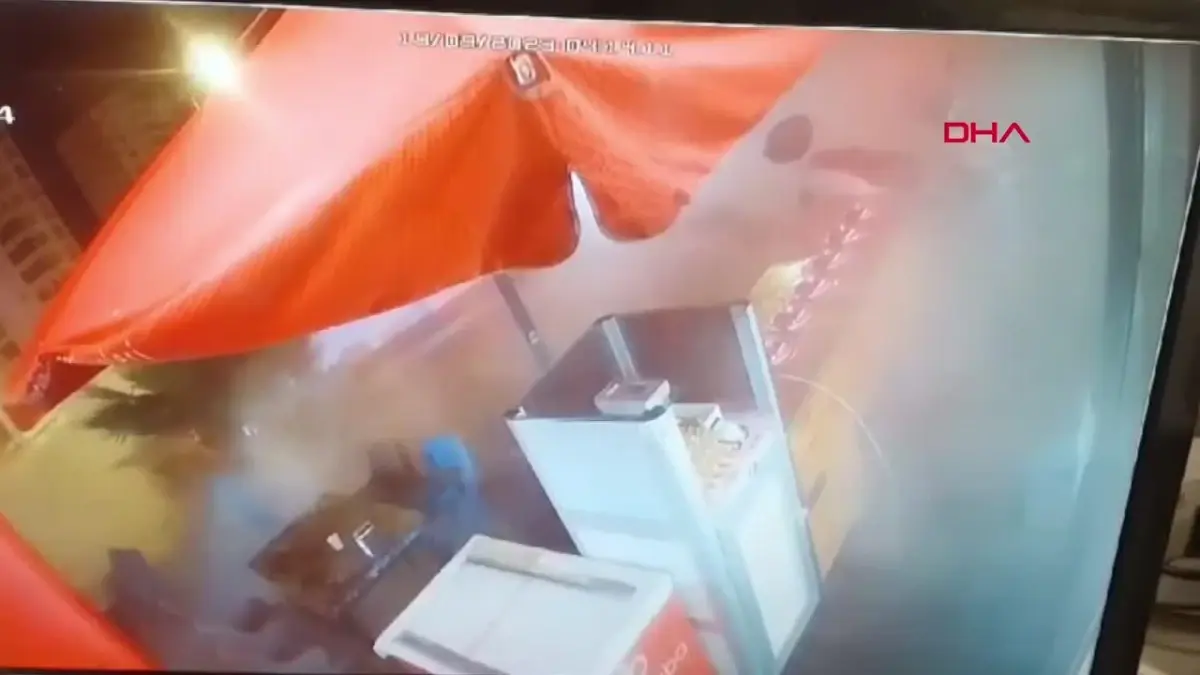 Diyarbakır'da kavşakta sürücüsünün kontrolünü yitiren minibüs pastanenin saksı ve sandalyelerine çarptı