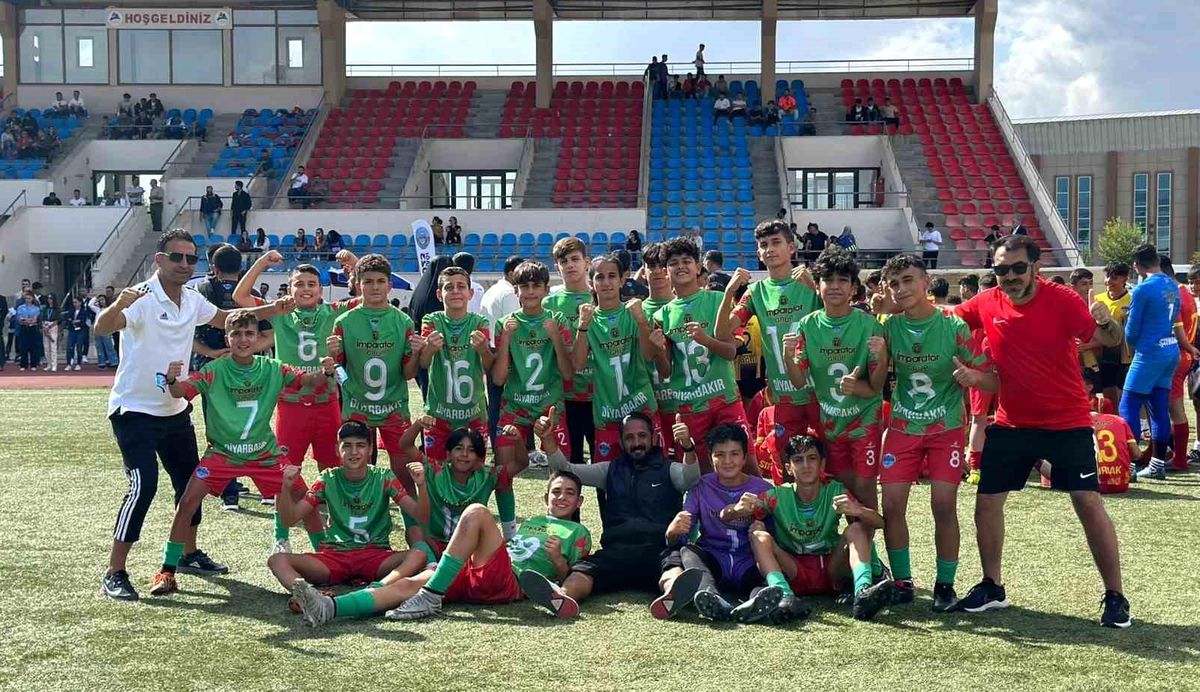 Diyarbakır Karması Ağrı'da düzenlenen futbol turnuvasında şampiyon oldu