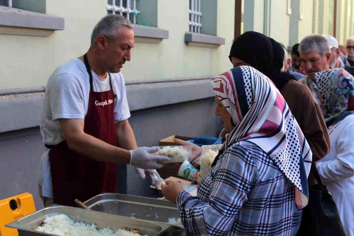 Eskişehir'de Vatandaş İçin Pilav Ayran Dağıtıldı
