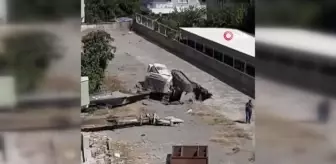 Dörtyol'da iş makinesi çöken çukura düştü