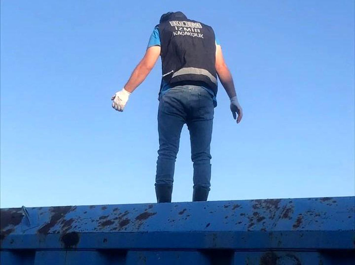 İzmir'de 17 ayrı kaçakçılık operasyonunda çok sayıda kaçak ürün ele geçirildi