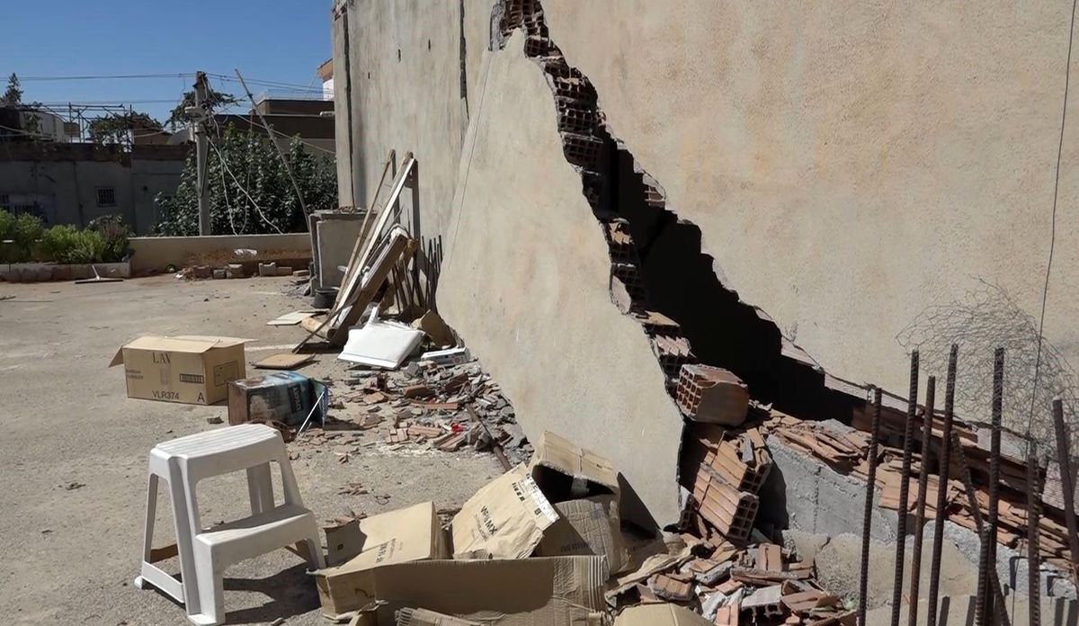 Adıyaman'da yıkımı gerçekleşmeyen ağır hasarlı bina tedirginlik yaratıyor