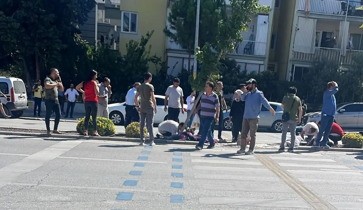 Denizli'de refüjden karşıya geçmek isterken aileye araç çarptı, çocuk hayatını kaybetti