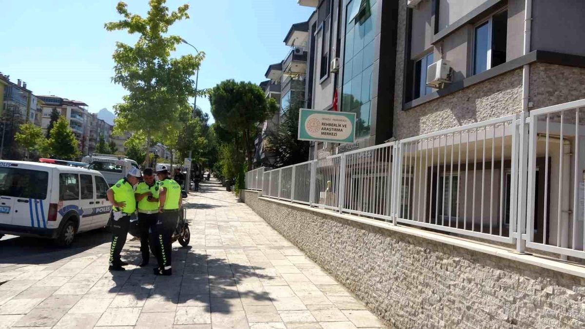 Denizli'de Kontrolden Çıkan Araç 4 Kişiye Çarptı, Bir Kişi Hayatını Kaybetti