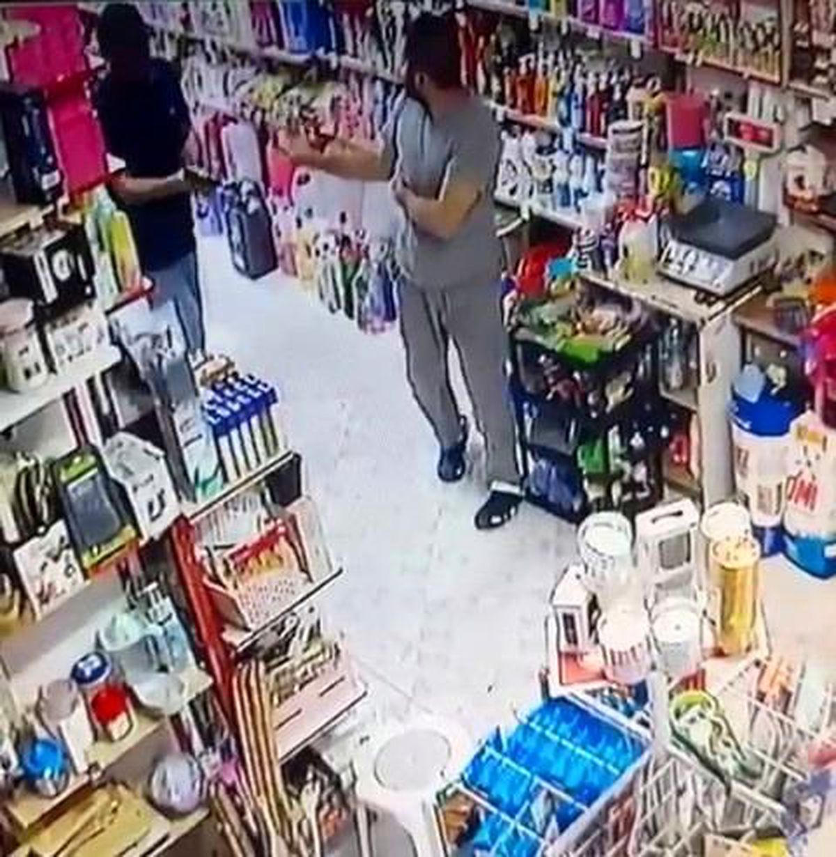 Küçükçekmece'de İş Yerine Silahlı Saldırılar