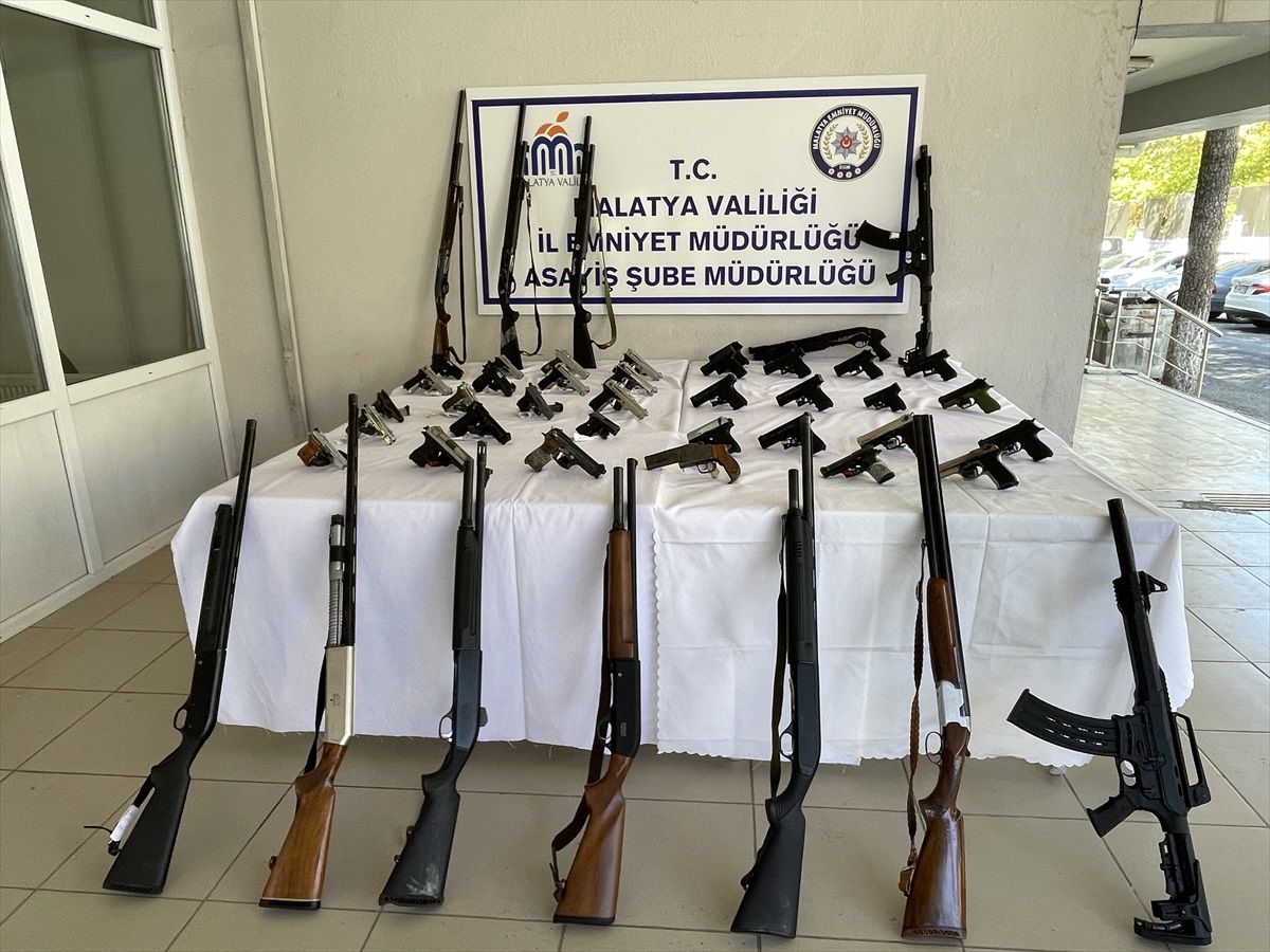 Malatya'da 12 tüfek ve 35 tabanca ele geçirildi, 9 şüpheli tutuklandı