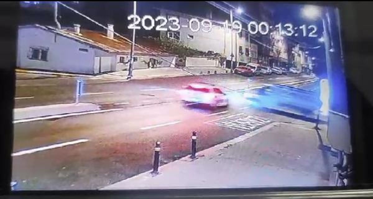 Sultanbeyli'de Polis Aracı ile Kamyonet Çarpışması: 1 Polis Yaralandı