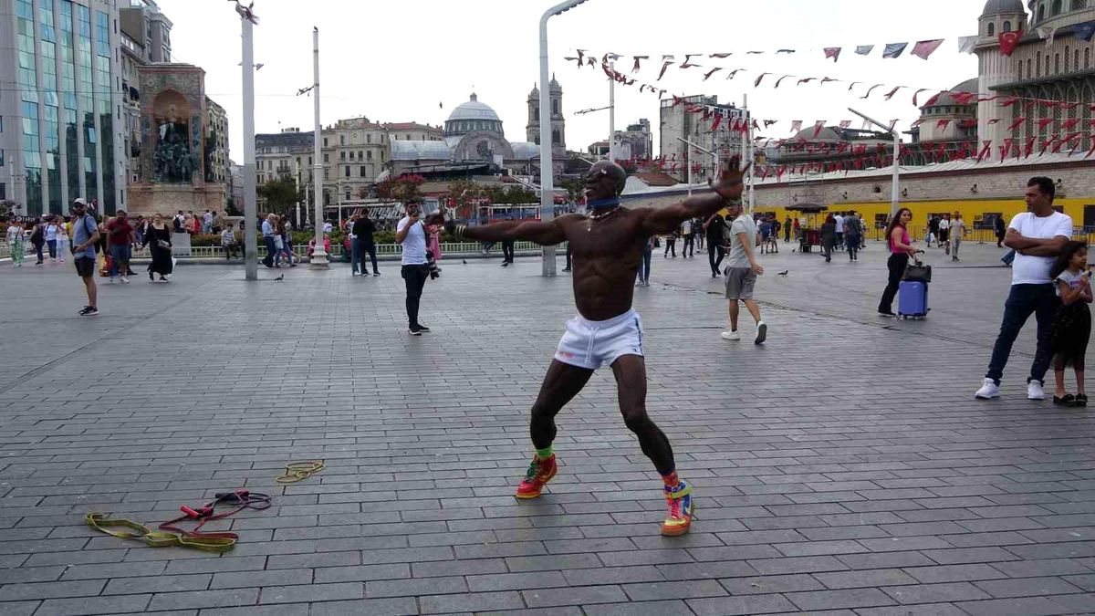 Taksim'de Jimnastik Gösterisi Yapan Kamerunlu Sporcuya Yoğun İlgi