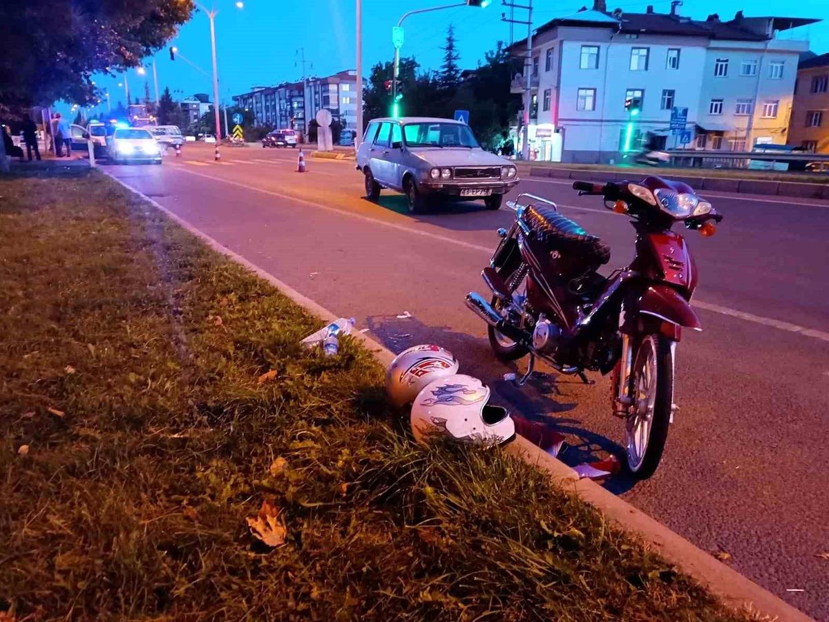 Tavşanlı'da otomobil ile motosiklet çarpıştı: 2 yaralı