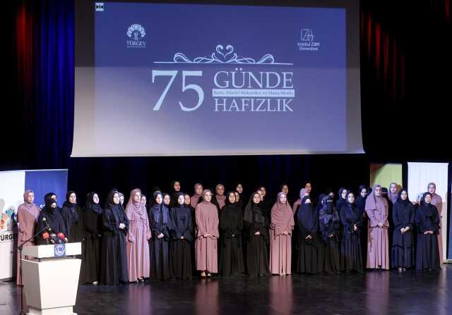 TÜRGEV Yönetim Kurulu Üyesi Esra Albayrak, hafız olan öğrencilerine taç taktı ve hafızlık belgelerini teslim etti