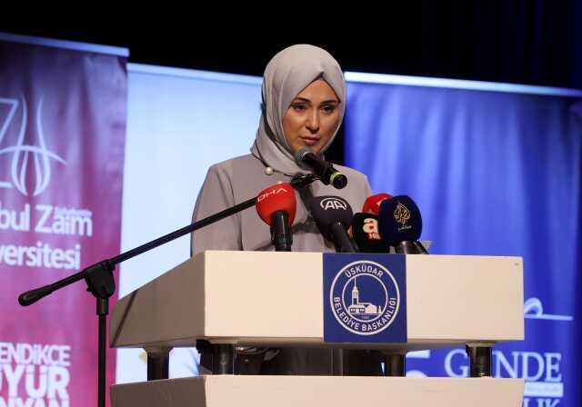 TÜRGEV Yönetim Kurulu Üyesi Esra Albayrak, hafız olan öğrencilerine taç taktı ve hafızlık belgelerini teslim etti