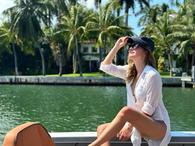 'Yaz bitmedi' diyen Melis Sezen, siyah bikinisiyle kamera karşısına geçti