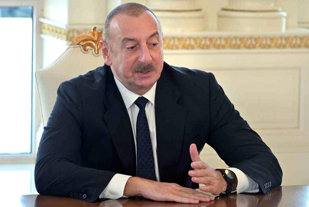 Azerbaycan Cumhurbaşkanı İlham Aliyev, Karabağ'daki Ermeni güçlerin silahlarını bırakarak teslim olmaları durumunda terörle mücadele operasyonunu durduracaklarını ifade etti