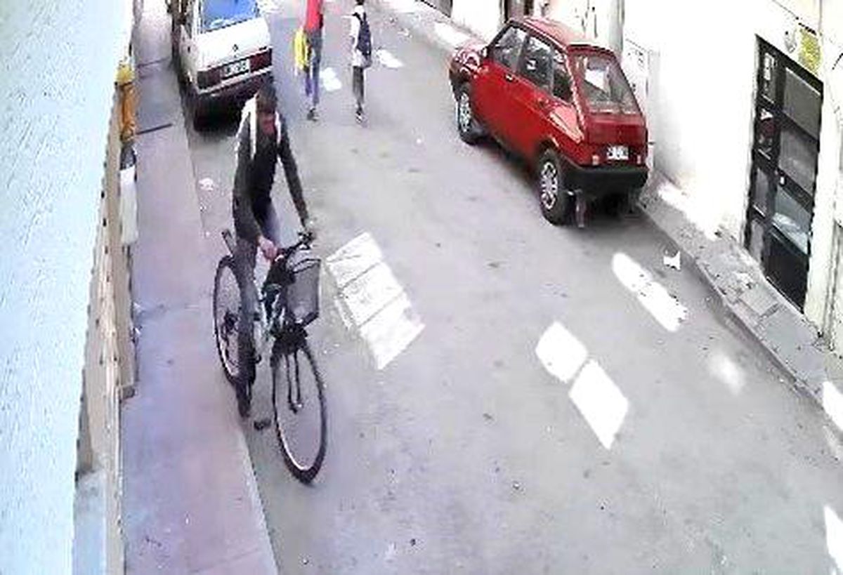 Eskişehir'de Bisiklet Hırsızı Güvenlik Kameralarına Yakalandı