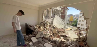 Elazığ'da ağır hasarlı bina yıkılırken bitişiğindeki binalara zarar verdi