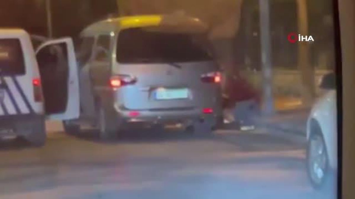 Büyükçekmece'de Polisin Dur İhtarına Uymayan Araçtan 13 Kaçak Göçmen Çıktı