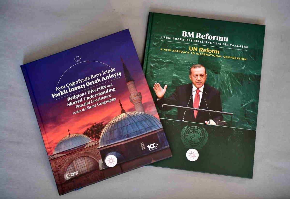 Cumhurbaşkanı Erdoğan'dan BM'deki liderlere 'Aynı Coğrafyada Barış İçinde Farklı İnanış Ortak Anlayış' ve 'BM Reformu' kitapları
