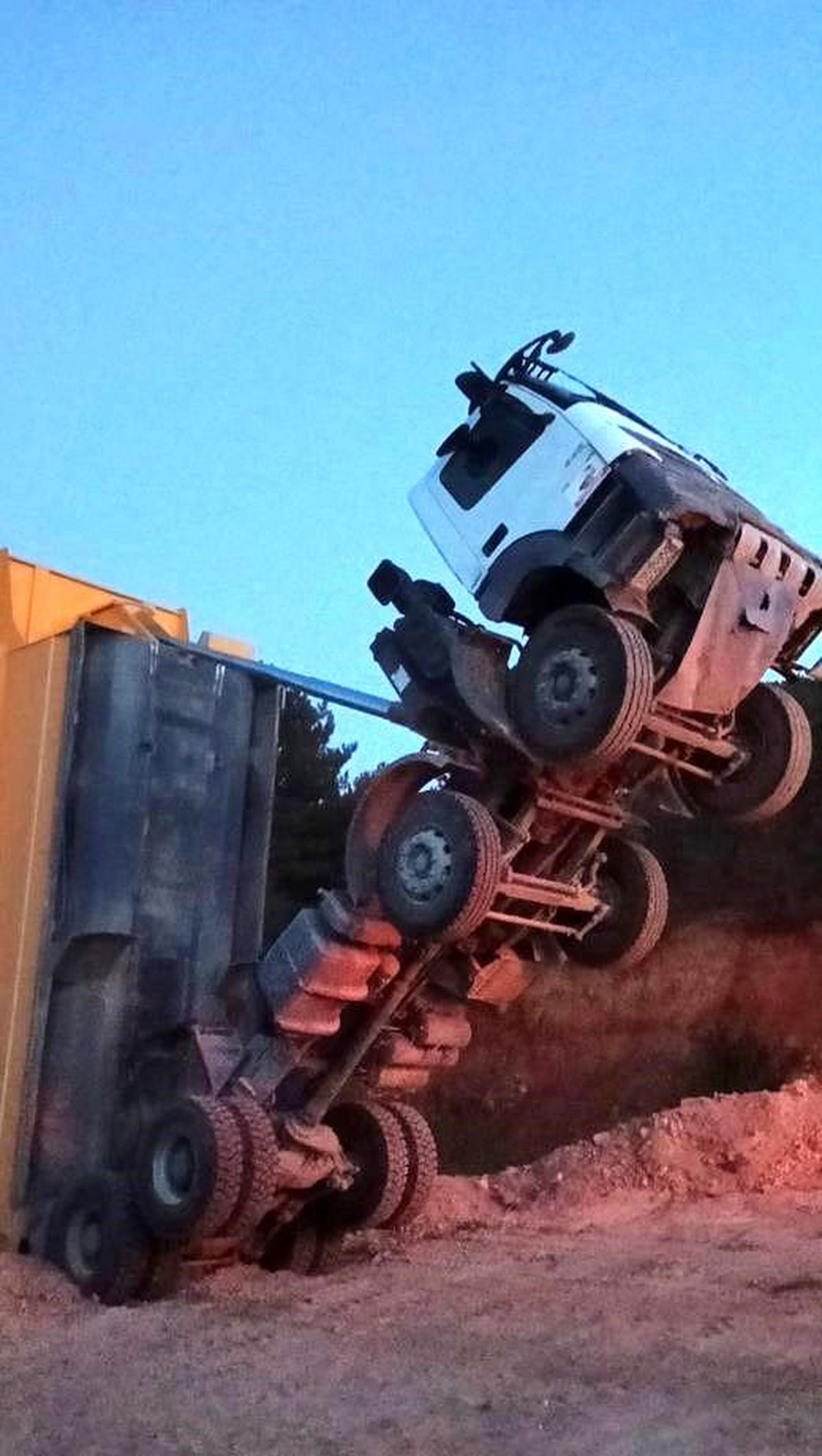 Kütahya'da Damperli Kamyonun Şaha Kalması Sonucu Sürücü Kurtarıldı
