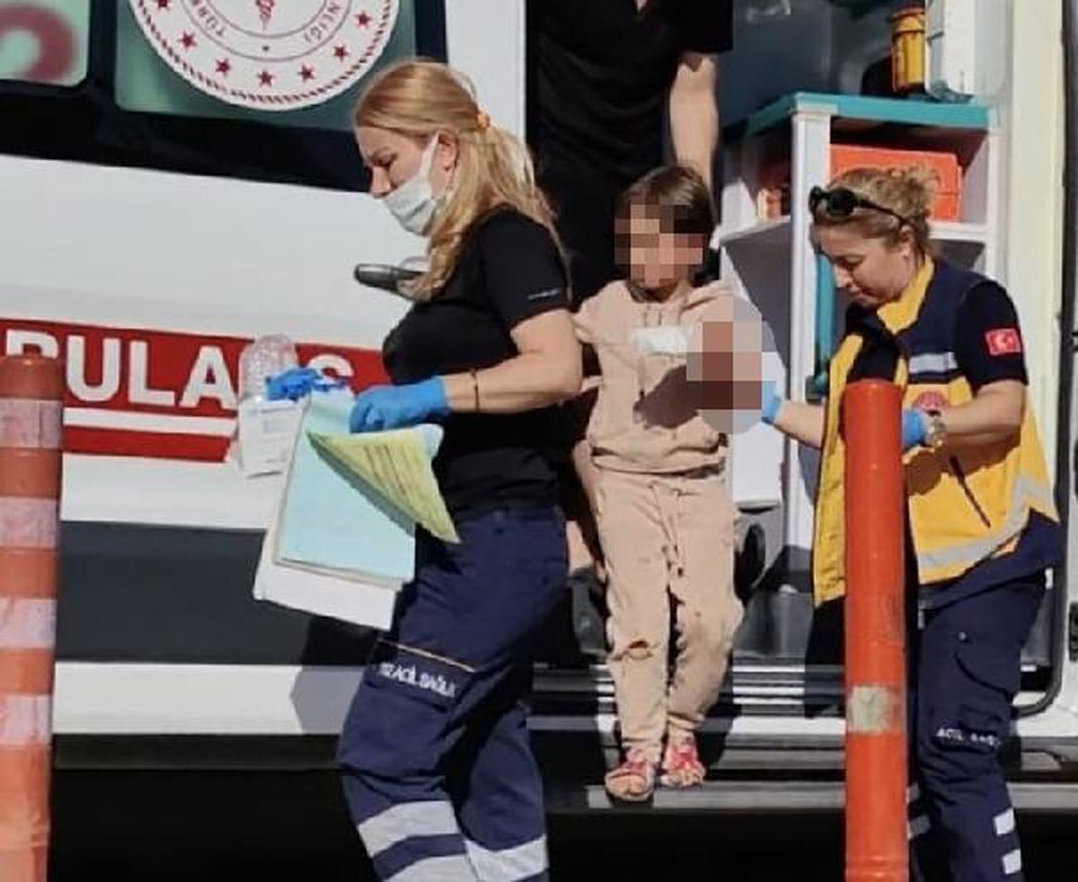 İnegöl'de Demir Kapıya Sıkışan Çocuğun Parmakları Koparak Yaralandı