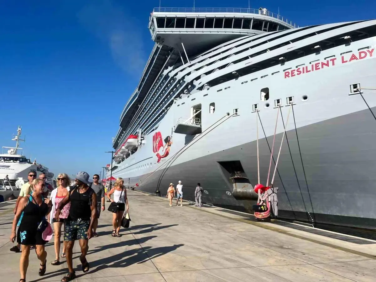 Bodrum'a 2 Bin 300 Yolcu Getiren Dev Kruvaziyer