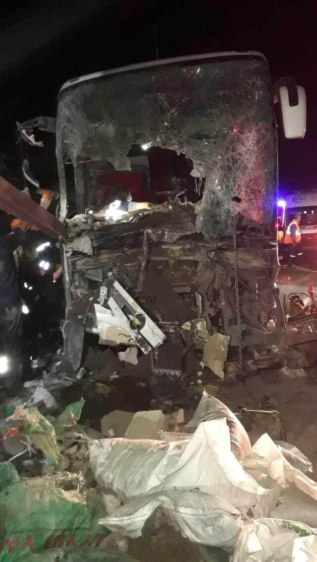 Erzurum'da otobüs-traktör kazası: 2 ölü, 14 yaralı Erzurum'da otobüs-traktör kazası: 2 ölü, 14 yaralı