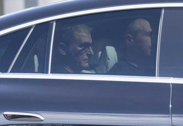 Gözlerin çevrildiği toplantı sona erdi! Kuntz, tüm yöneticilerle vedalaşıp Riva'dan ayrıldı Gözlerin çevrildiği toplantı sona erdi! Kuntz, tüm yöneticilerle vedalaşıp Riva'dan ayrıldı