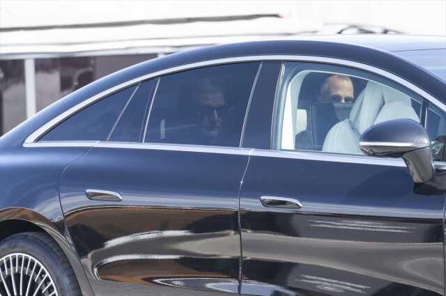 Gözlerin çevrildiği toplantı sona erdi! Kuntz, tüm yöneticilerle vedalaşıp Riva'dan ayrıldı Gözlerin çevrildiği toplantı sona erdi! Kuntz, tüm yöneticilerle vedalaşıp Riva'dan ayrıldı