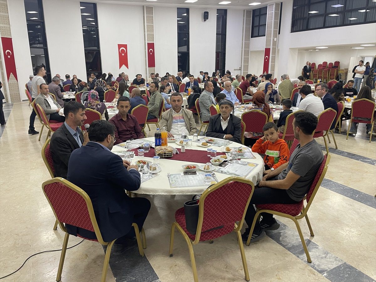 Hakkari'de gaziler ve şehit ailelerinin onuruna yemek verildi