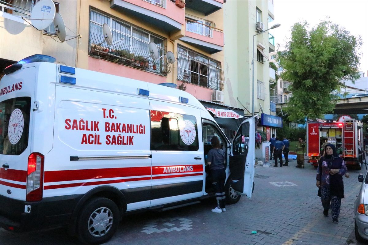 İzmir'deki eğlence mekanında çıkan yangında 1 kişi hayatını kaybetti