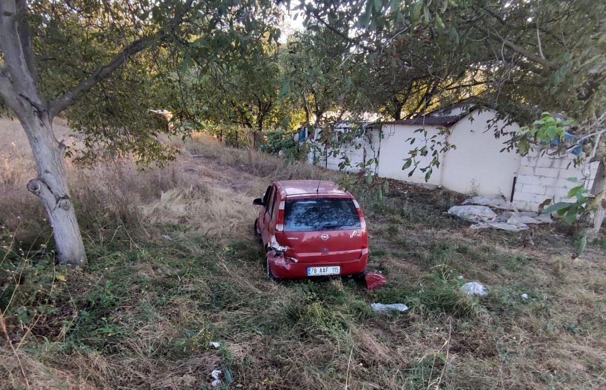 Karabük'te Kontrolden Çıkan Otomobilin Tarlaya Girdiği Kazada 2 Kişi Yaralandı