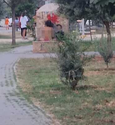 Madde bağımlısı kadın çocukların önünde çeşmede banyo yaptı