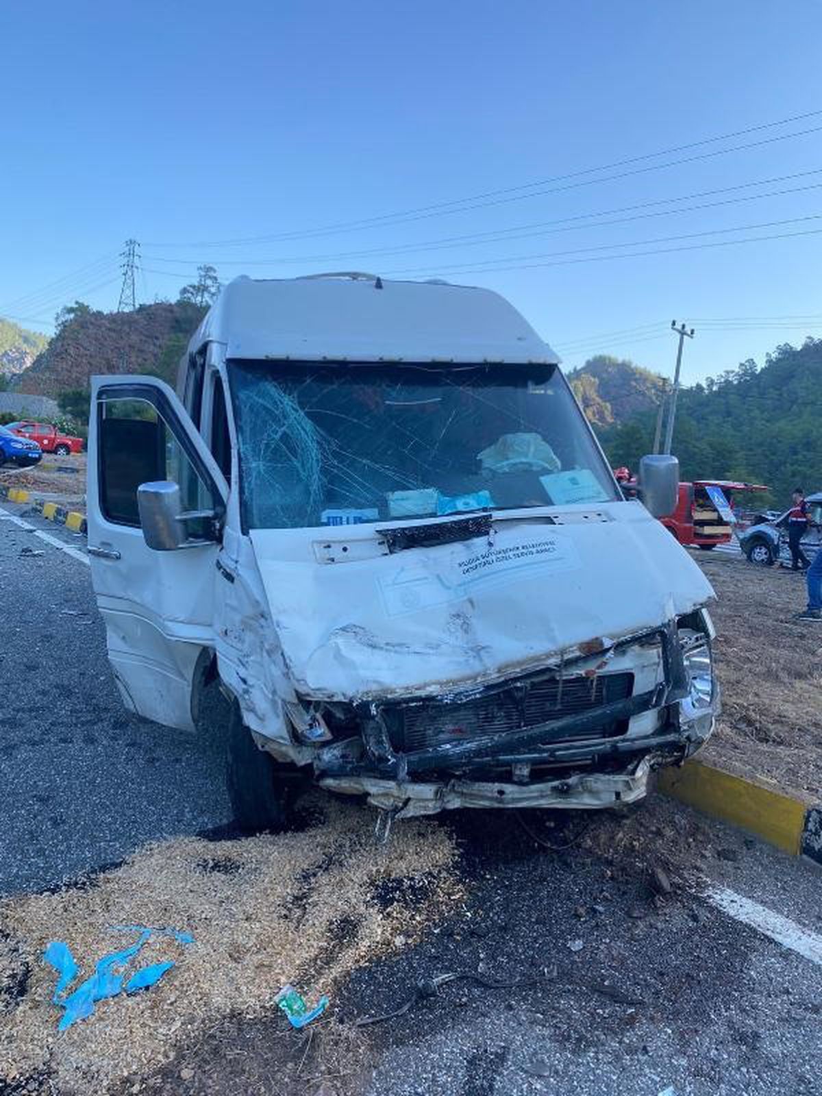 Marmaris'te minibüs ile kamyonet çarpıştı: 1 ölü, 7 yaralı