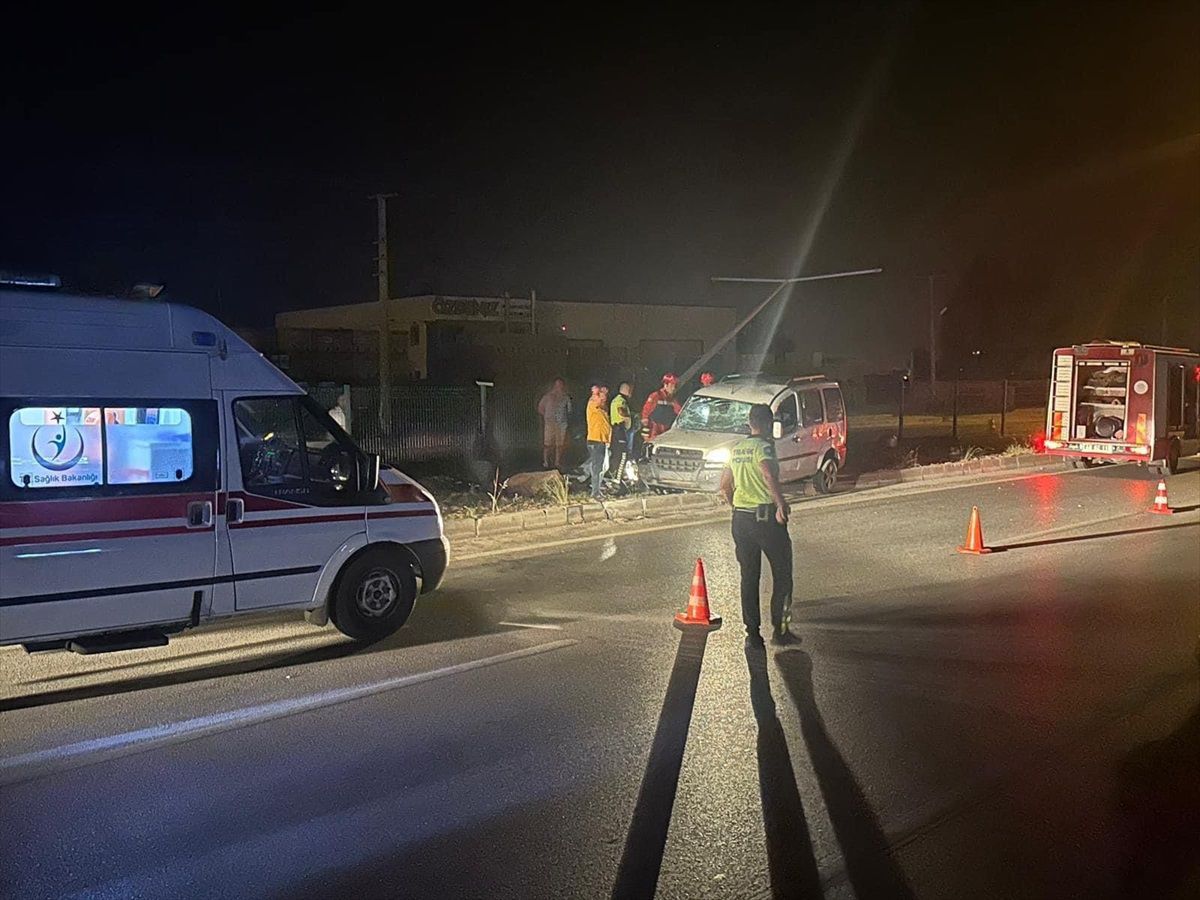 Fethiye'de Aydınlatma Direğine Çarpan Araç Sürücüsü Hayatını Kaybetti