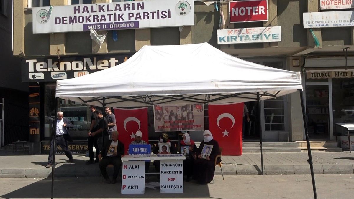 Muş'ta HDP'yi sorumlu tutan ailelerin evlat nöbeti devam ediyor