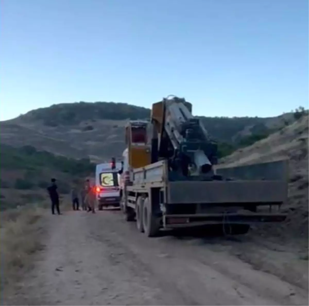 Muş'ta su kanalı açarken devrilen iş makinesinin operatörü kurtarıldı