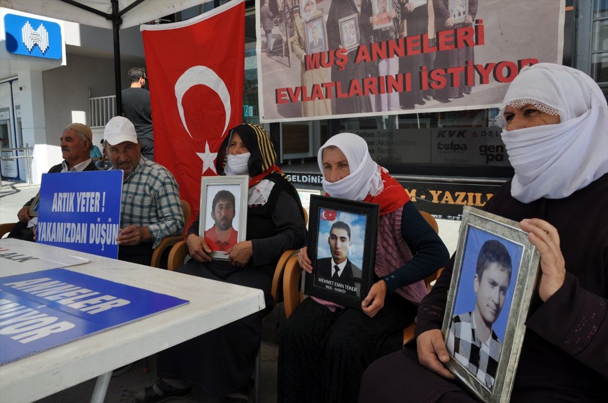 Muş'ta HDP'yi sorumlu tutan aileler oturma eylemi yaptı