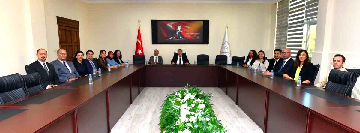 ZBEÜ Rektörü, SCOFOLA'23 Konferansı Organizasyon Komitesi Üyelerine Teşekkür Etti