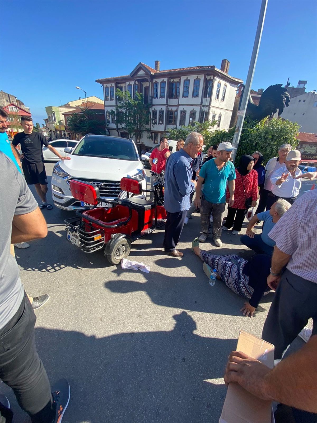 Gerze'de otomobil ile üç tekerlekli motosiklet çarpıştı, 1 kişi yaralandı