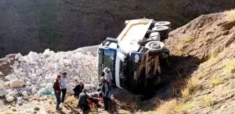 Erzurum-Palandöken yolunda kamyon devrildi