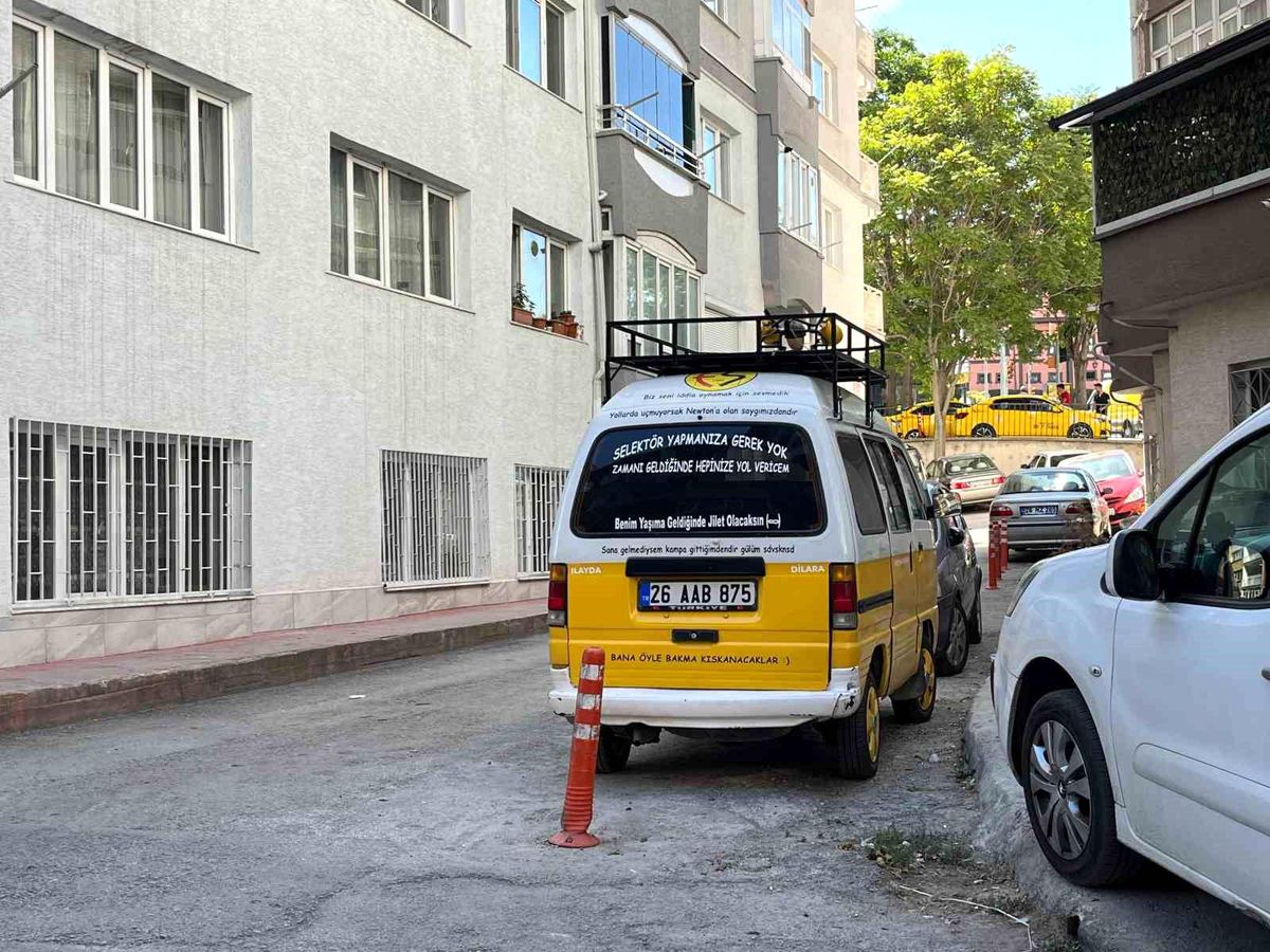 Eskişehir'de Üzgün Araç Minibüs İlgi Odağı