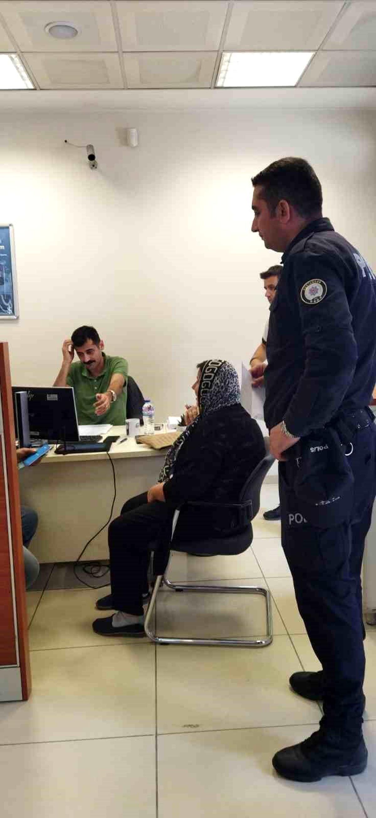 Yaşlı çiftin telefon dolandırıcılığına polis müdahalesi