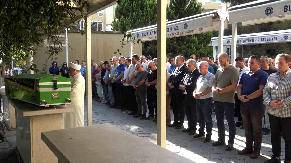 Eskişehir'de Yelkenkanat Kazasında Hayatını Kaybeden Pilot Bursa'da Toprağa Verildi