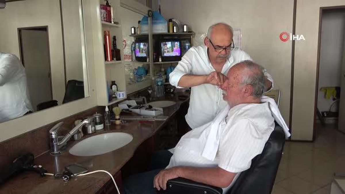 Kahramanmaraş'ta 72 yaşındaki berber mesleğine devam ediyor