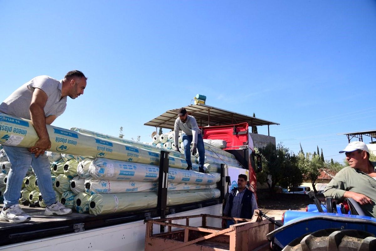 Manisa Büyükşehir Belediyesi, dolu ve sağanak yağıştan etkilenen çiftçilere sera naylonu desteği sağladı