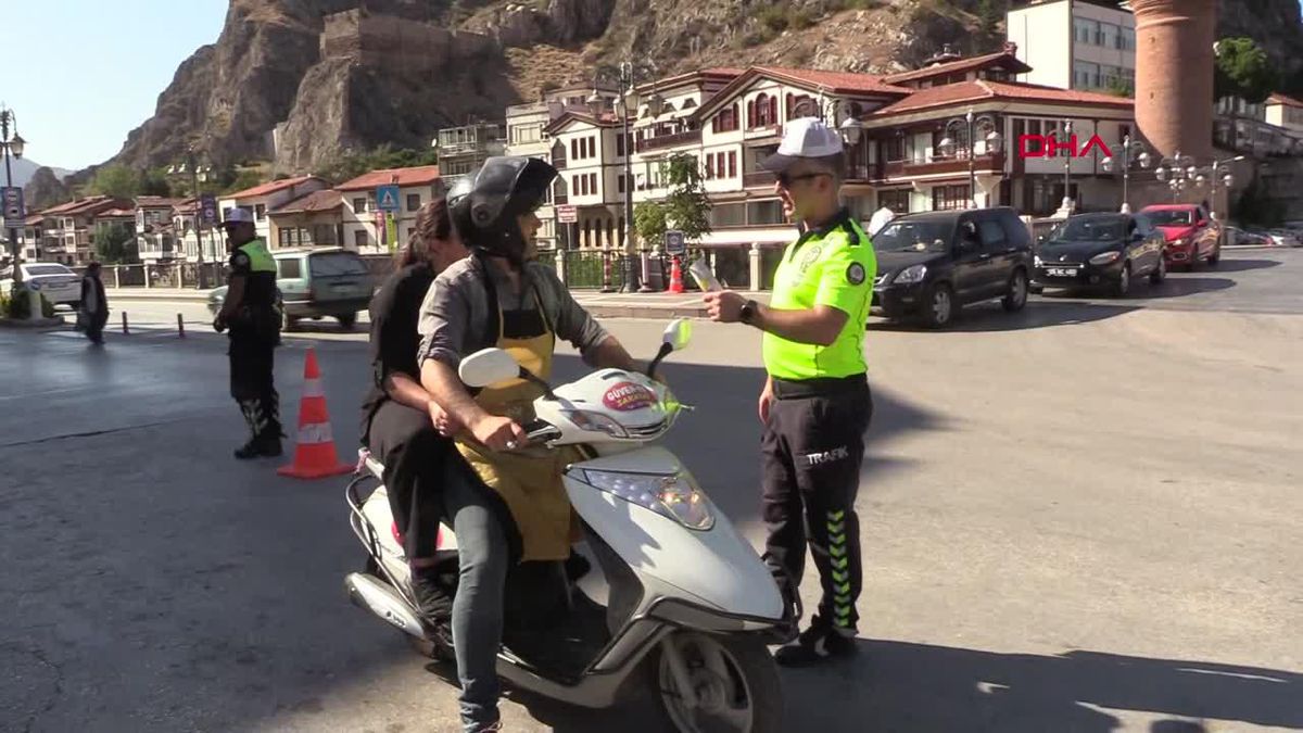 Amasya'da Kasksız Motosiklet Sürücülerine Kask Dağıtıldı