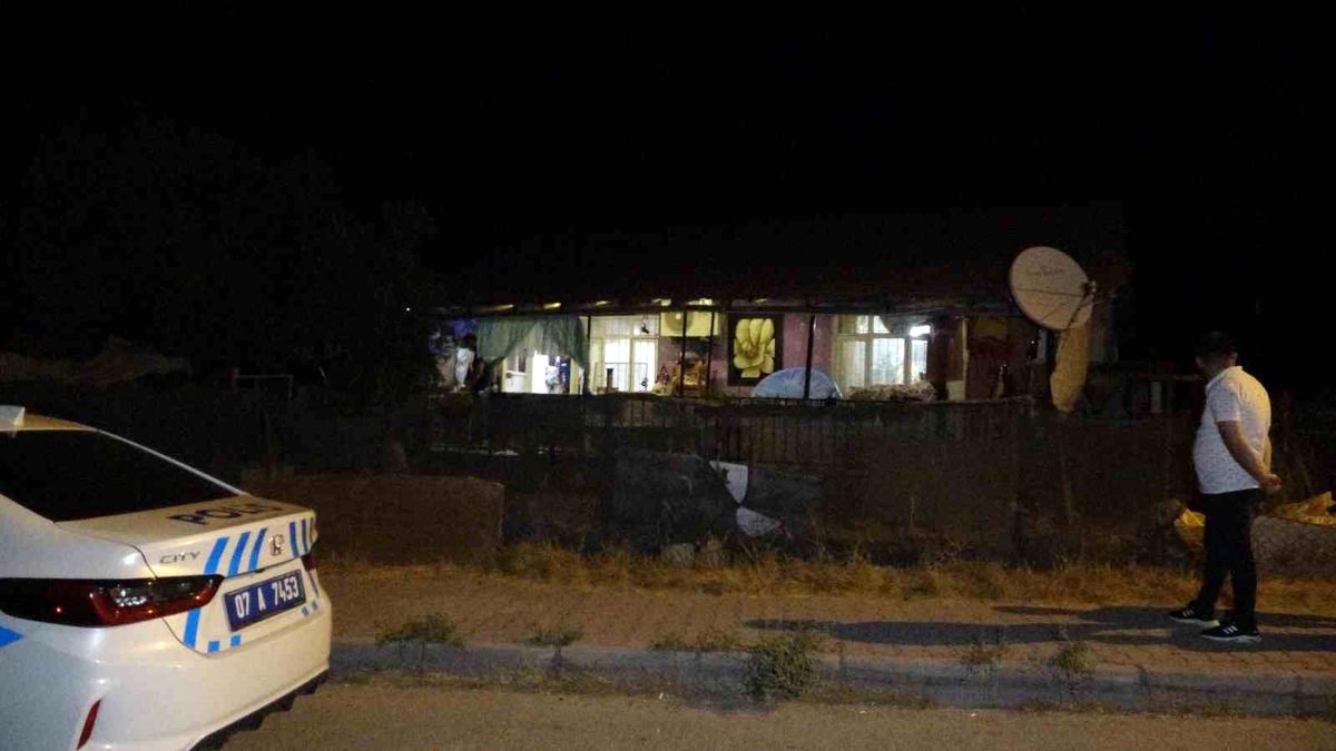 Antalya'da bir hurdacı bulduğu patlamamış top mermisini eritmek isterken meydana gelen patlamada öldü