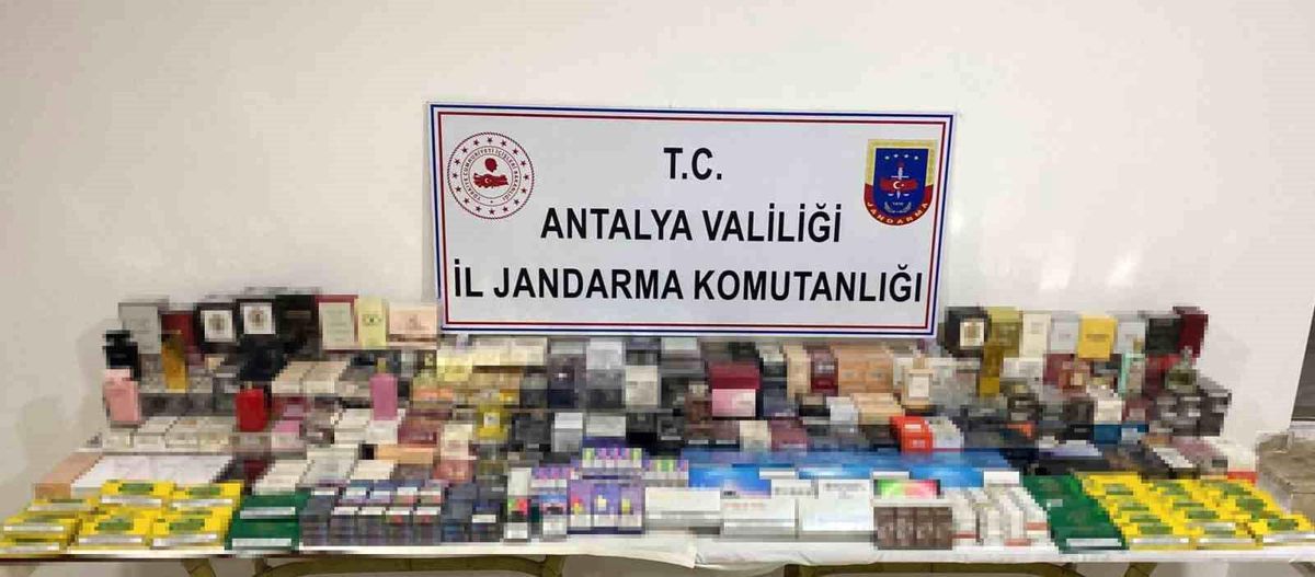 Antalya'da Kaçak Sigara Operasyonu: 3 Kişi Gözaltına Alındı